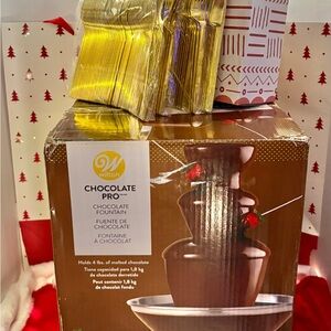 Wilton Chocolate Fountain with Gold 200 piece Plasticware kit.